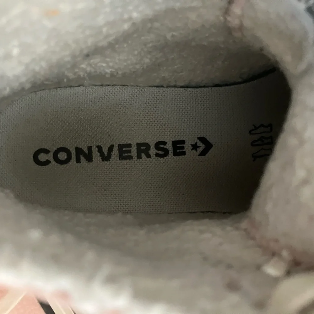 Kids Size 5 Converse Leather High Tops EUC